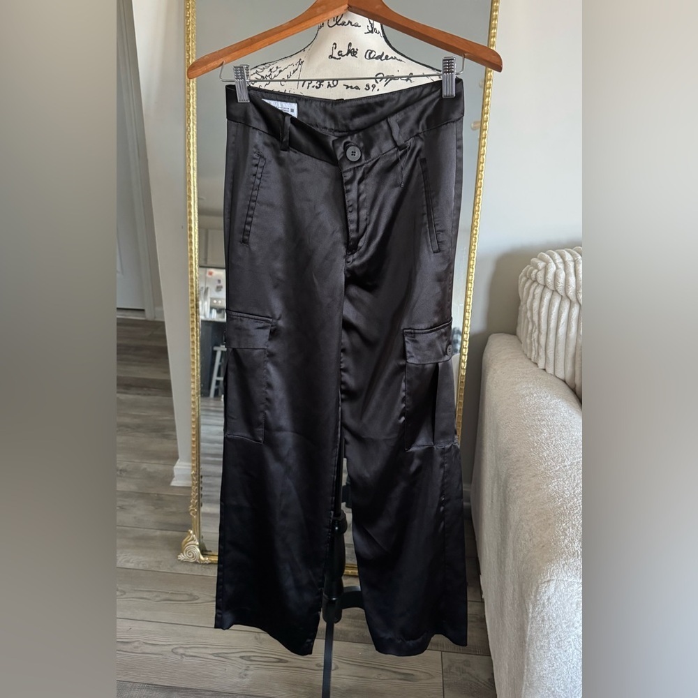 ZARA Black Satin cargo Pants
Zara Women's Black Satin Effect Cargo Pants. - Picture 2 of 10